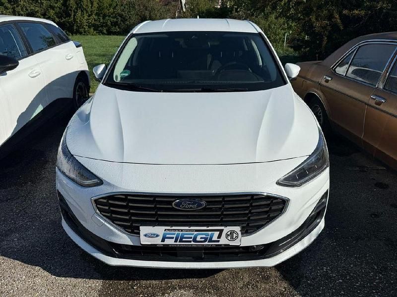 Weiß Gebraucht 2024 Ford Focus Titanium Limousine | 24.890 € (Fairer Preis) - Bild 1/4