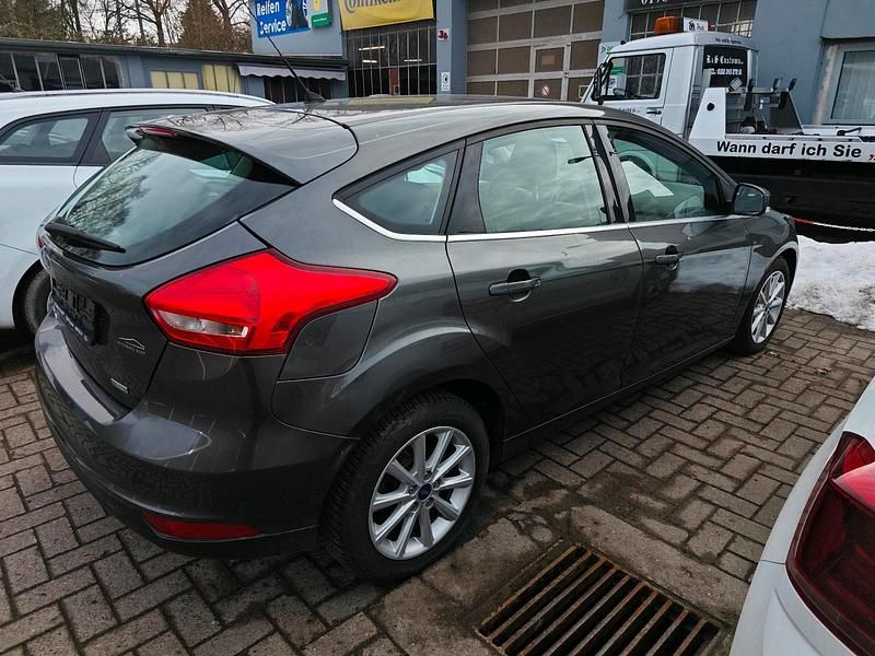 Gebraucht Ford Focus 100 PS (73 kW) 2015 Grau Kleinwagen