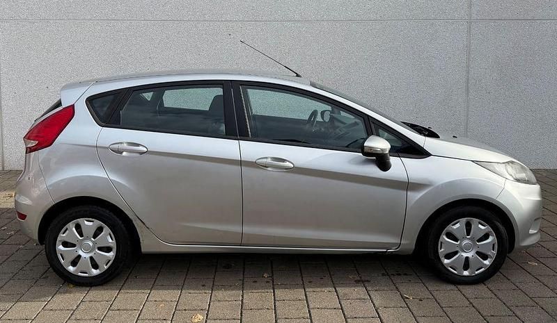 Gebraucht Ford Fiesta Trend 90 PS (66 kW) 2009 Silber Limousine