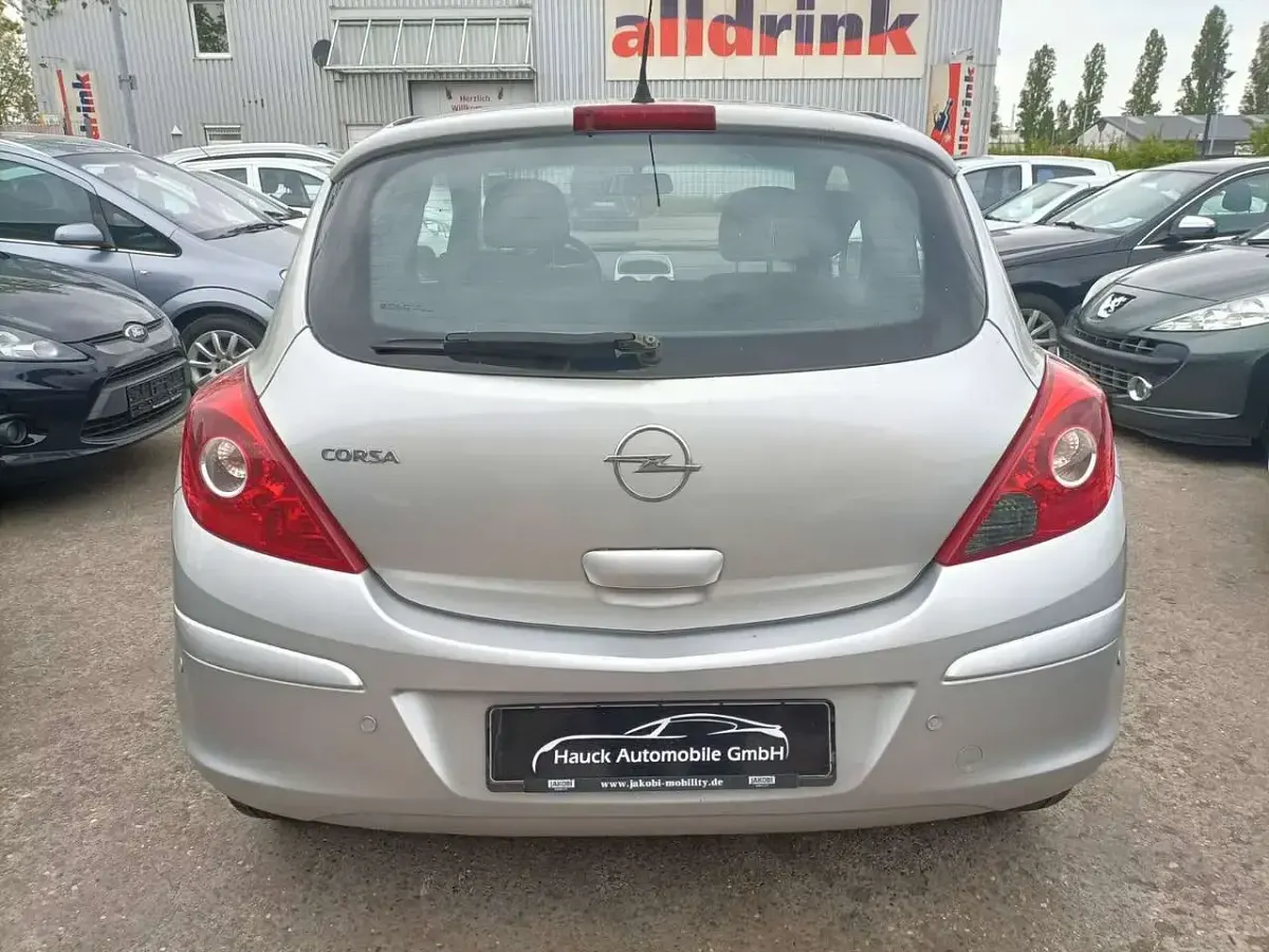 Usado Opel Corsa Edition 60 CV (44 kW) 2007 Plateado Utilitario