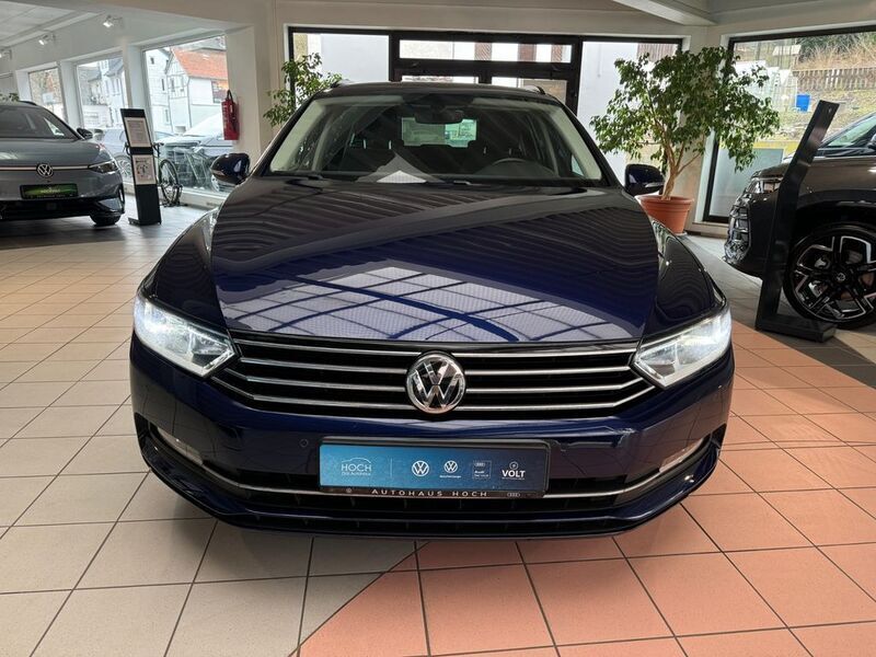 Gebraucht VW Passat Comfortline 150 PS (110 kW) 2017 Atlantic blue metallic Kombi