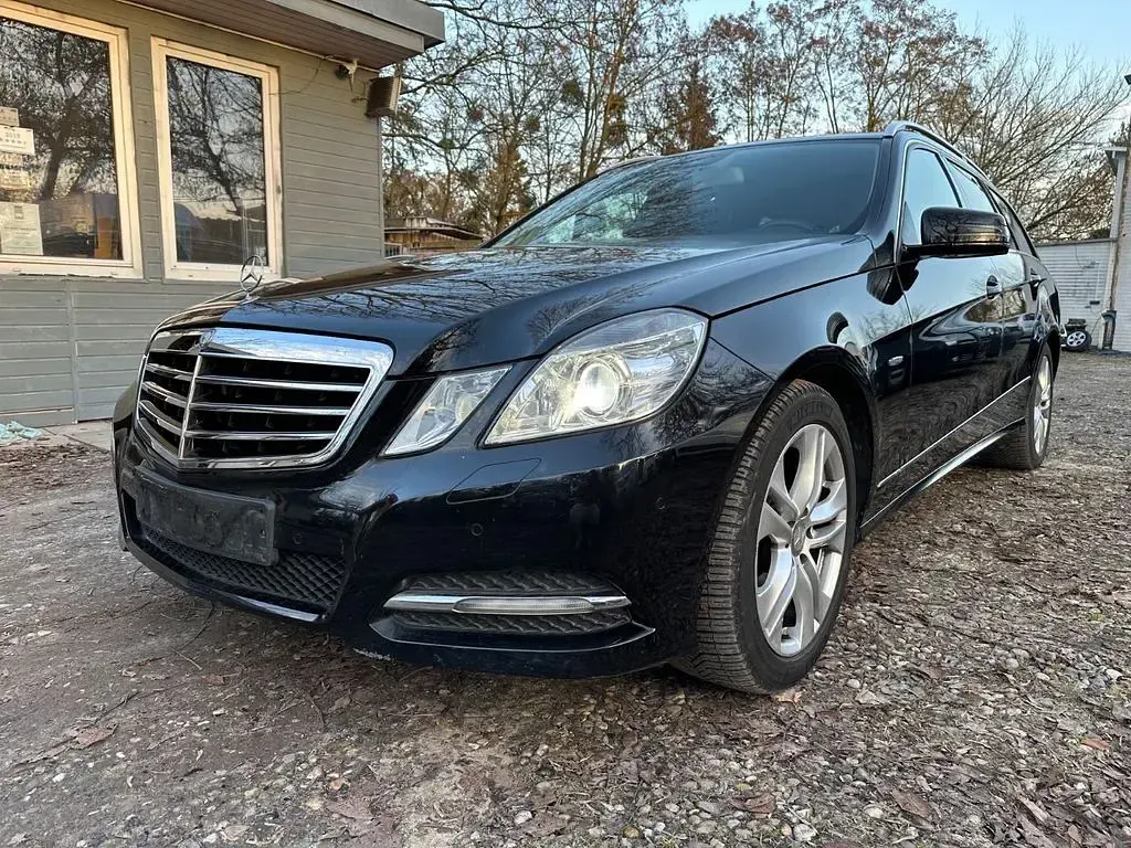 Gebraucht Mercedes E250 Avantgarde 204 PS (150 kW) 2010 Schwarz Limousine