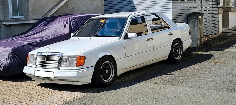 Weiß Gebraucht 1991 Mercedes E250 Limousine | 8.900 € - Bild 1/4