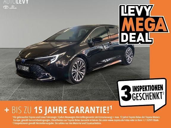 Mysticschwarz mica Gebraucht 2023 Toyota Corolla Team Limousine | 24.890 € (Fairer Preis) - Bild 1/4