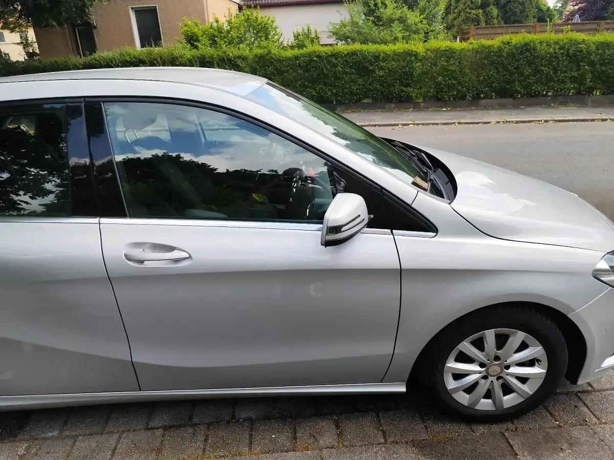 Gebraucht Mercedes B180 122 PS (89 kW) 2012 Silber Kleinwagen