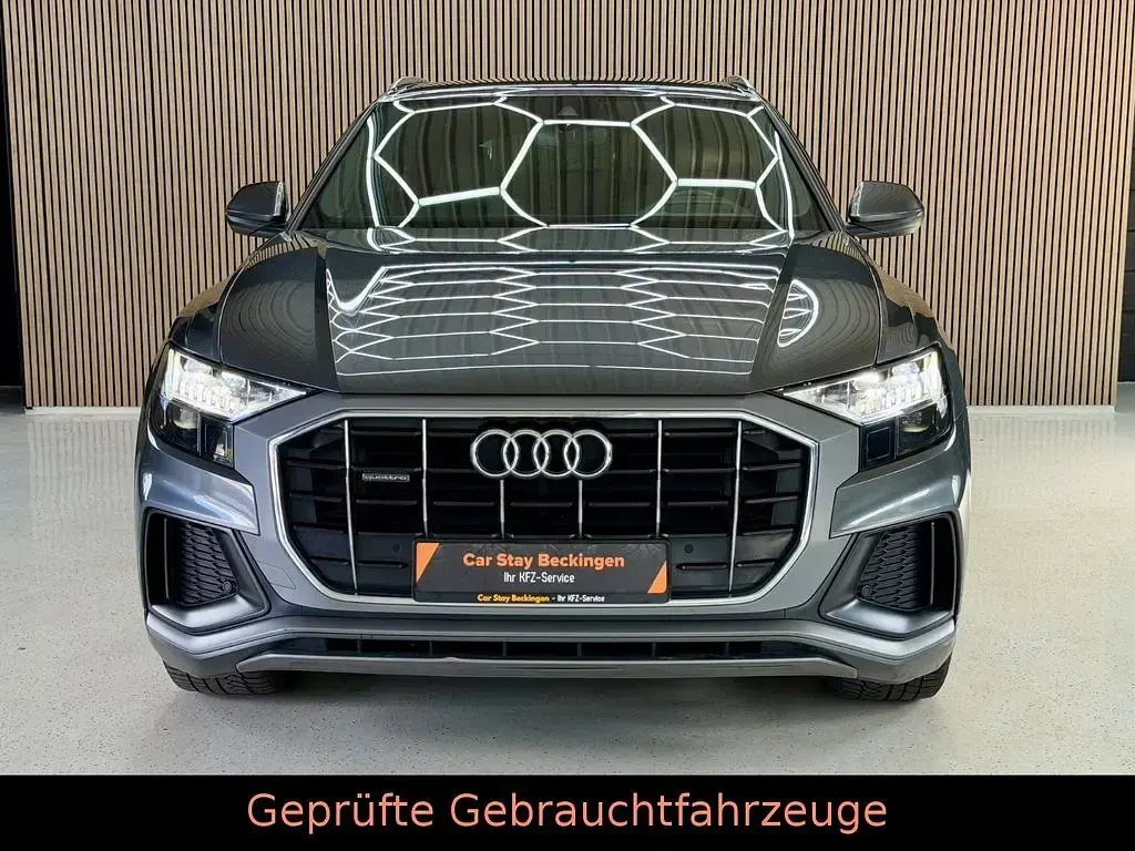Używany Audi Q8 S-line plus 231 KM (169 kW) 2022 Szary SUV