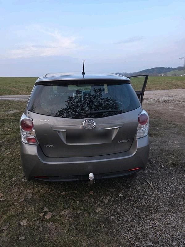 Gebraucht Toyota Verso 111 PS (81 kW) 2013 Silber Van / Kleinbus