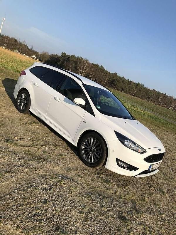 Weiß Gebraucht 2018 Ford Focus ST-Line Kombi | 11.000 € (Etwas zu teuer) - Bild 1/4