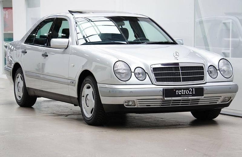 Gebraucht Mercedes E220 Classic 125 PS (91 kW) 1999 Silber Limousine