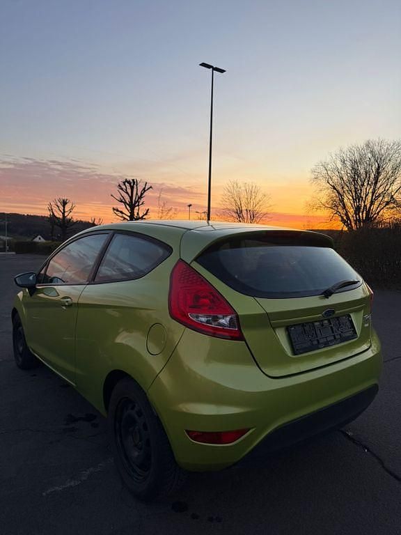 Gebraucht Ford Fiesta Trend 60 PS (44 kW) 2010 Grün Kleinwagen
