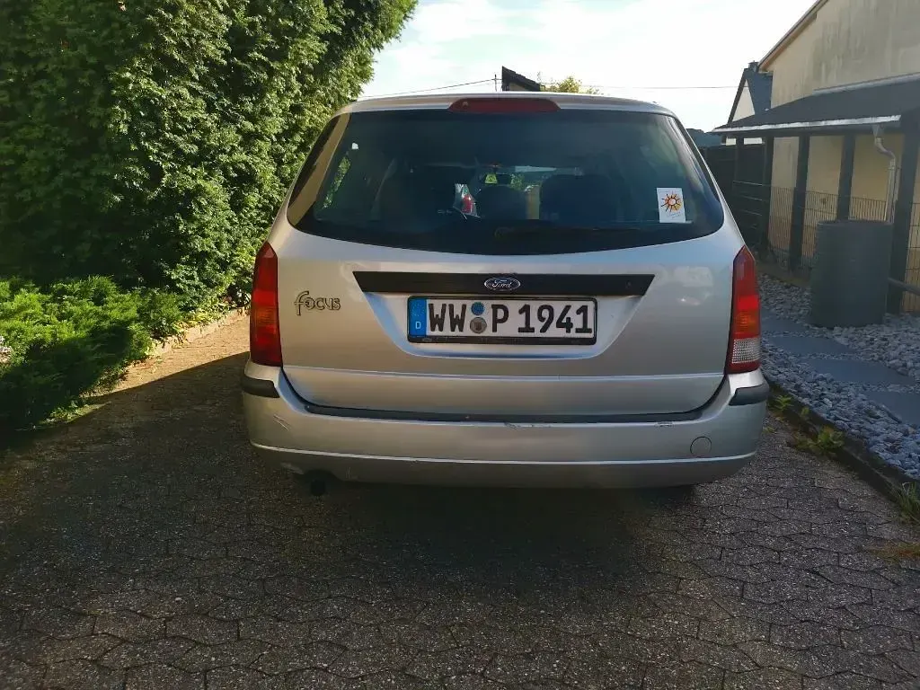 Gebraucht Ford Focus Ambiente 101 PS (74 kW) 2003 Silber Limousine