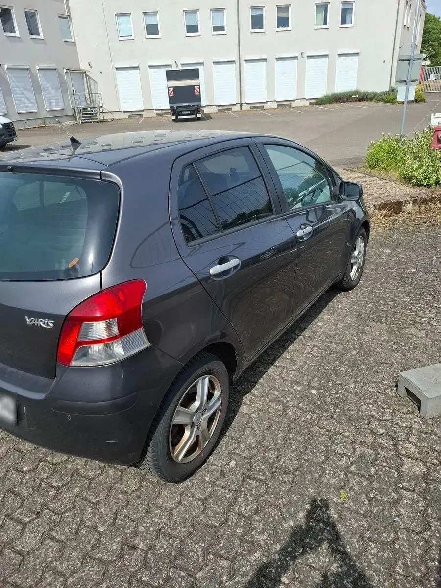 Gebraucht Toyota Yaris Club 99 PS (72 kW) 2011 Grau Kleinwagen