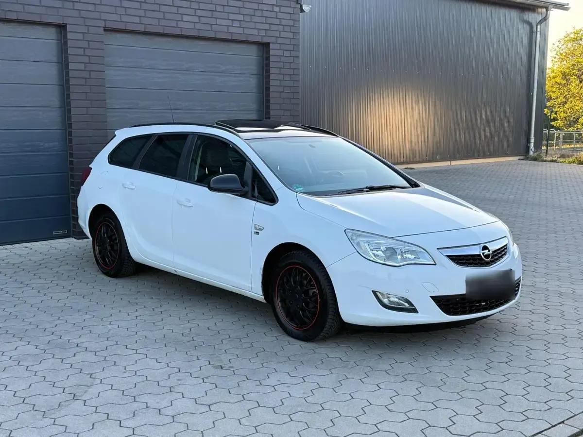 Usado Opel Astra 110 HP (80 kW) 2012 Branco Carrinha