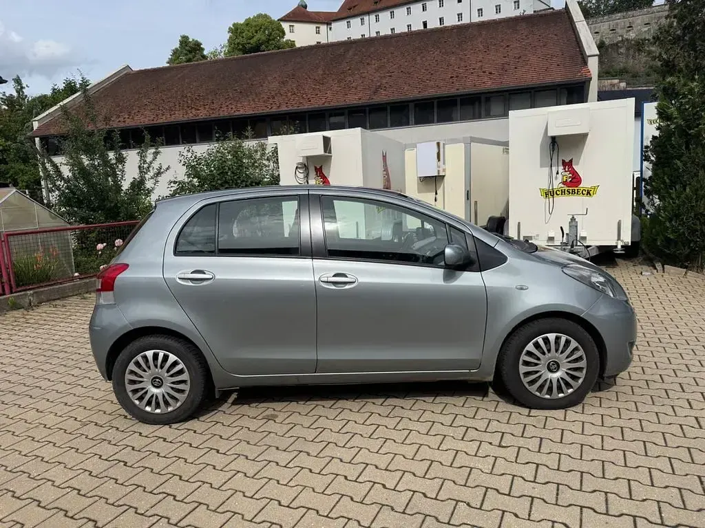 Gebraucht Toyota Yaris Life 90 PS (66 kW) 2010 Silber Kleinwagen