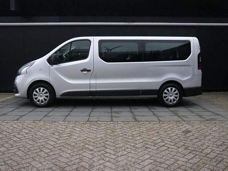 Gebraucht Renault Trafic Authentique 95 PS (69 kW) 2016 Grau Van / Kleinbus