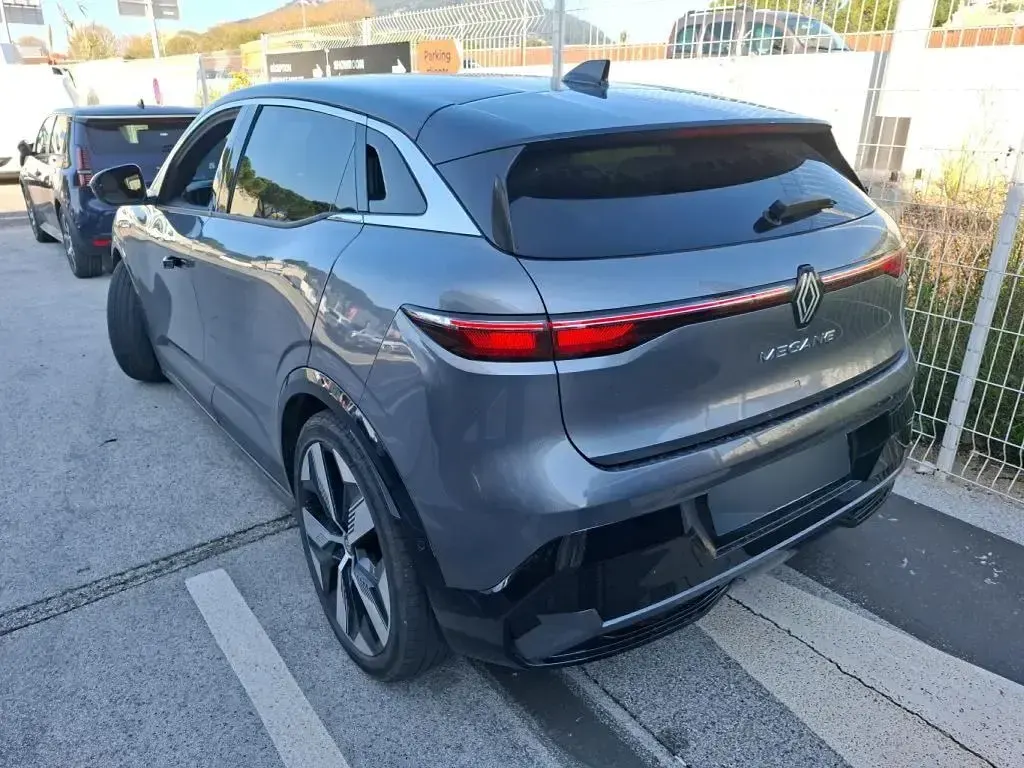 Usado Renault Megane E-Tech Techno 160 kW (218 CV) 2023 Gris Berlina