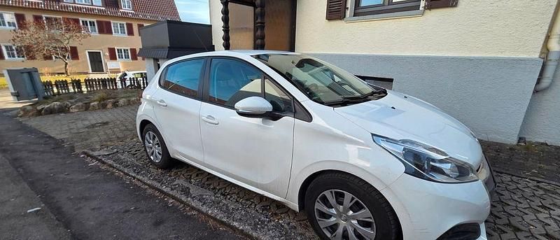 Gebraucht Peugeot 208 Style 82 PS (60 kW) 2016 Weiß Kleinwagen