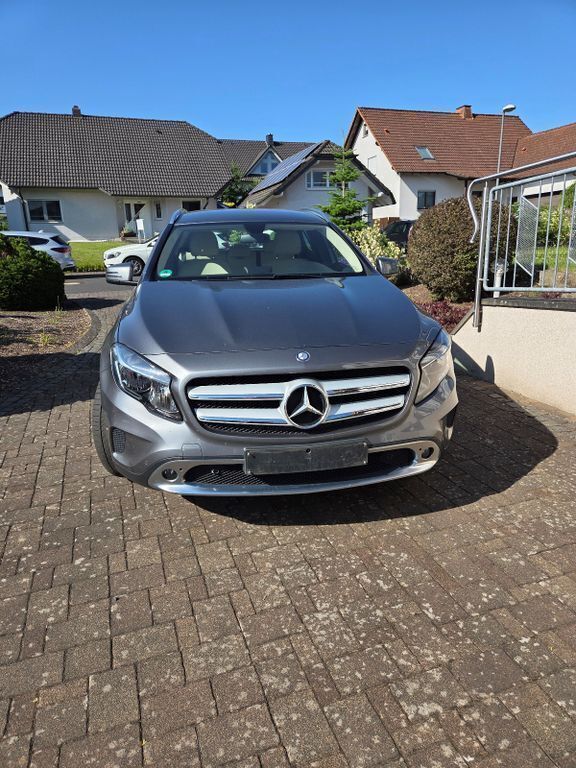 Silber Gebraucht 2015 Mercedes GLA180 SUV | 15.200 € (Fairer Preis) - Bild 1/4