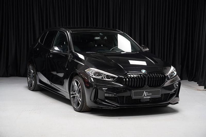 Gebraucht BMW 120 M Sport 190 PS (139 kW) 2022 Saphirschwarz Kleinwagen