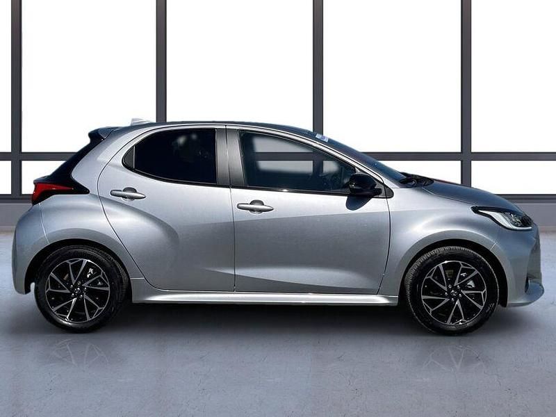 Gebraucht Toyota Yaris Hybrid 93 PS (68 kW) 2024 Shimmering silber met Kleinwagen