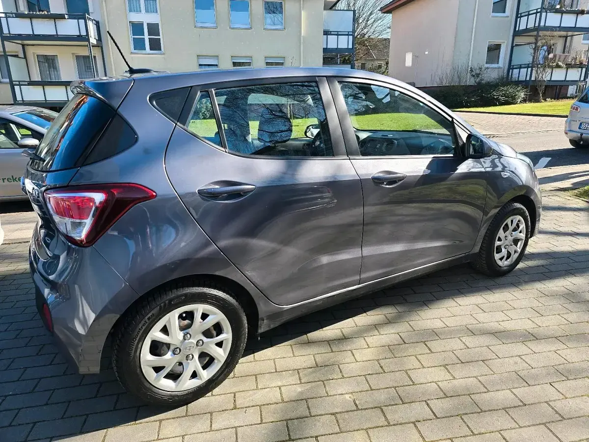 Gebraucht Hyundai i10 Select 67 PS (49 kW) 2018 Grau Kleinwagen