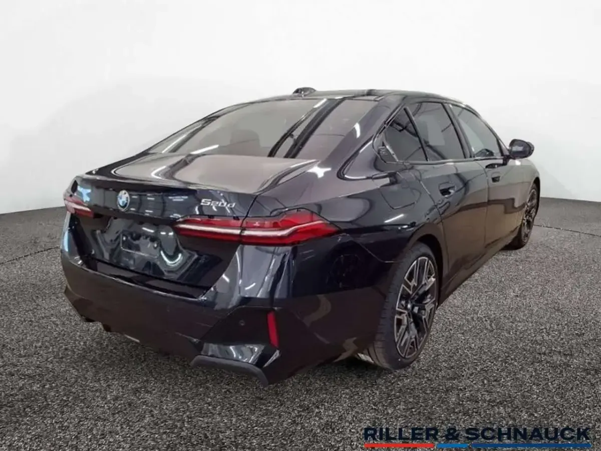 Gebraucht BMW 520 M Sport 197 PS (144 kW) 2025 Carbonschwarz Limousine