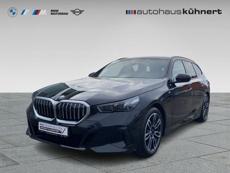 Black sapphire metallic Gebraucht 2024 BMW 520 M Sport Kombi | 56.855 € (Guter Preis) - Bild 1/4