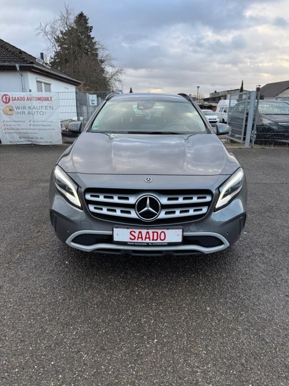 Grau Gebraucht 2018 Mercedes GLA200 SUV | 12.899 € (Guter Preis) - Bild 1/4