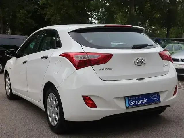Gebraucht Hyundai i30 Classic 99 PS (72 kW) 2013 Weiß Limousine