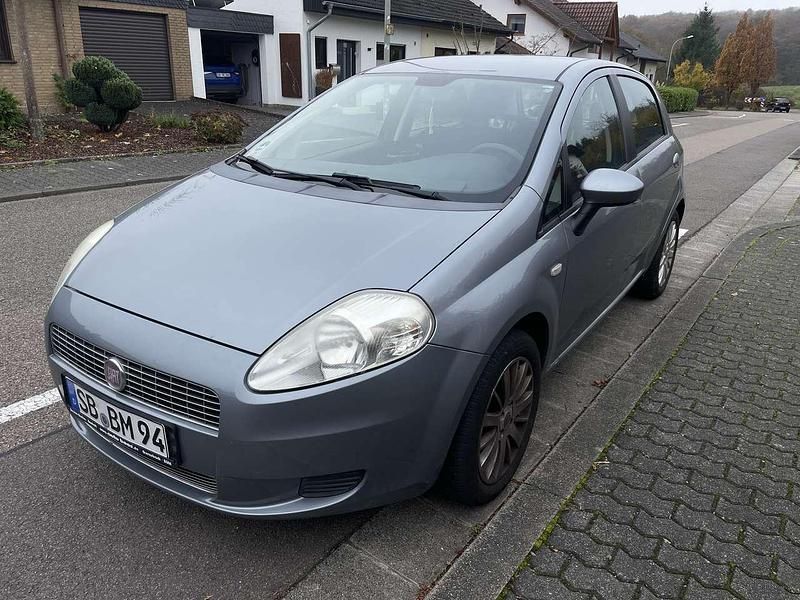 Grau Gebraucht 2009 Fiat Grande Punto Kleinwagen | 3.000 € (Fairer Preis) - Bild 1/4