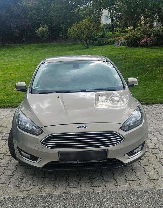 Grau Gebraucht 2015 Ford Focus Titanium Limousine | 6.850 € (Fairer Preis) - Bild 1/4