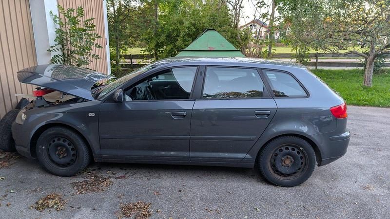 Grau Gebraucht 2004 Audi A3 Sportback Kleinwagen | 1.650 € (Superpreis) - Bild 1/4