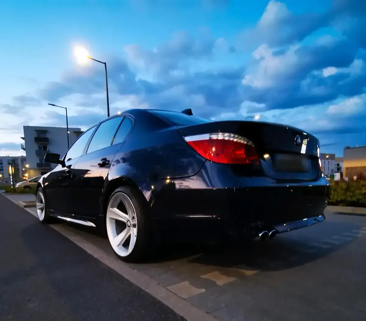 Gebraucht BMW 550 367 PS (269 kW) 2007 Blau Limousine