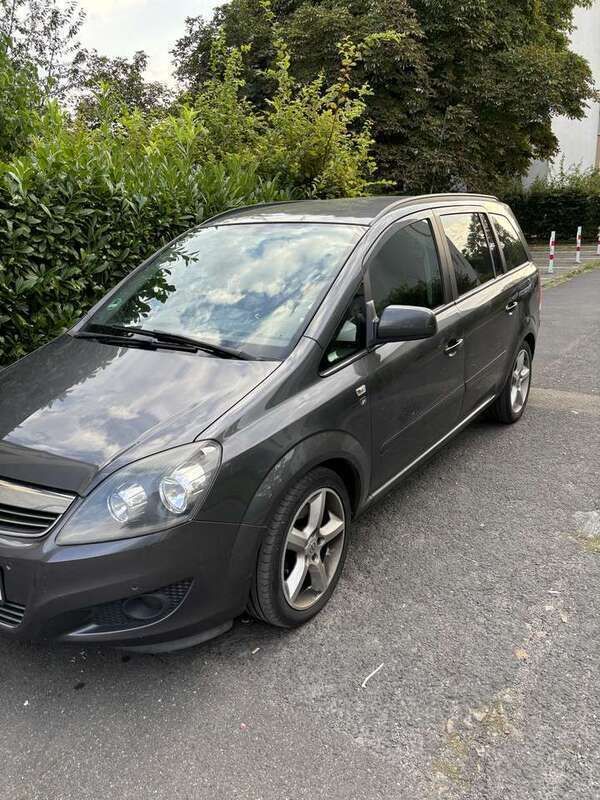 Grau Gebraucht 2010 Opel Zafira Sport Van / Kleinbus | 8.900 € - Bild 1/3