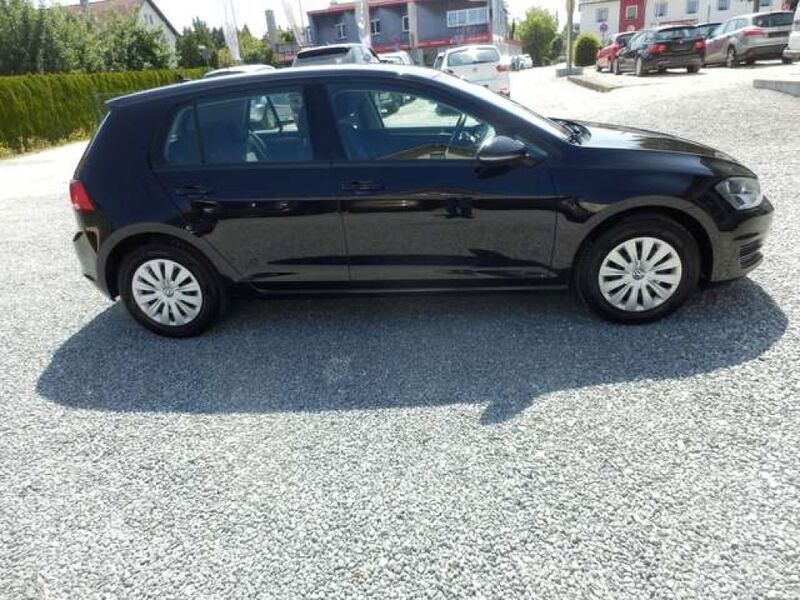 Deep black perleffekt Gebraucht 2018 VW Golf VII Trendline Kleinwagen | 11.800 € (Superpreis) - Bild 1/4