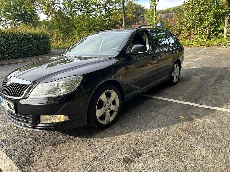 Schwarz Gebraucht 2011 Skoda Octavia Sport Kombi | 2.950 € (Superpreis) - Bild 1/4
