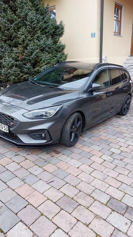 Grau Gebraucht 2020 Ford Focus ST Kombi | 19.000 € (Guter Preis) - Bild 1/4