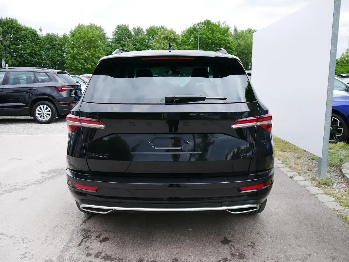 Neu Skoda Karoq SportLine 190 PS (139 kW) 2026 Blackmagic perleffekt SUV