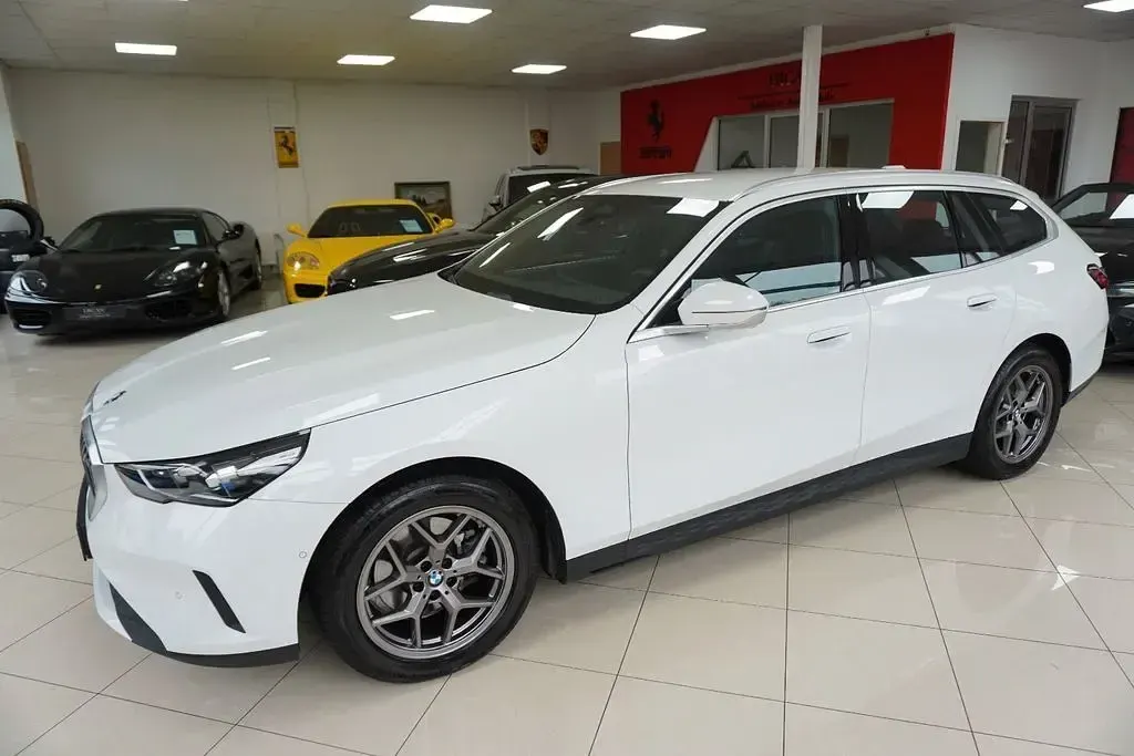 Gebraucht BMW 520 Sport Line 197 PS (144 kW) 2024 Weiß Kombi