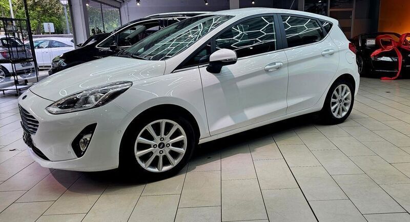 Weiß Gebraucht 2018 Ford Fiesta Titanium Kleinwagen | 12.900 € (Fairer Preis) - Bild 1/4