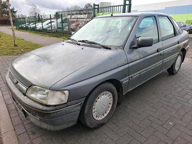 Gebraucht Ford Escort 70 PS (51 kW) 1992 Silber Limousine