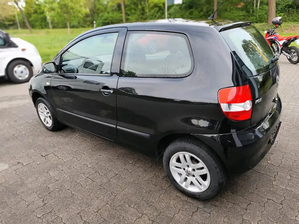 Second-hand VW Fox 75 CP (55 kW) 2007 Negru Hatchback
