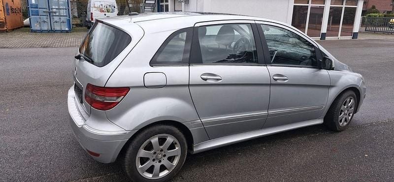 Gebraucht Mercedes B200 136 PS (100 kW) 2011 Silber Van / Kleinbus