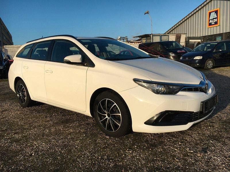 Gebraucht Toyota Auris Cool 90 PS (66 kW) 2016 Weiß Kombi