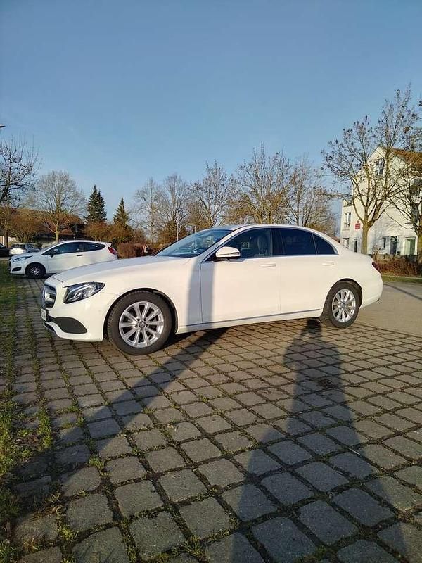 Gebraucht Mercedes E220 Avantgarde 194 PS (142 kW) 2016 Weiß Limousine