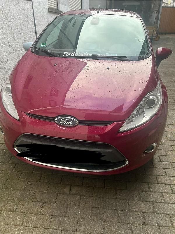 Rot Gebraucht 2011 Ford Fiesta Kleinwagen | 2.100 € (Fairer Preis) - Bild 1/4