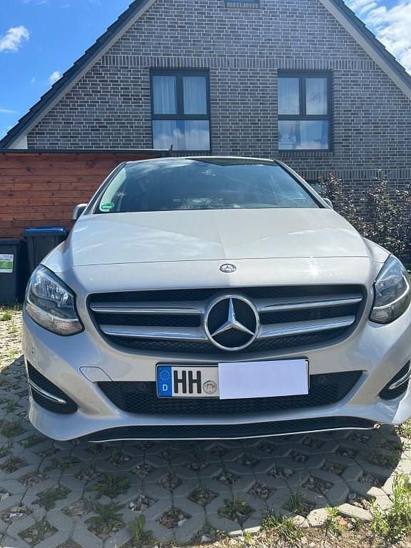 Silber Gebraucht 2015 Mercedes B180 Style Van / Kleinbus | 12.450 € (Guter Preis) - Bild 1/4