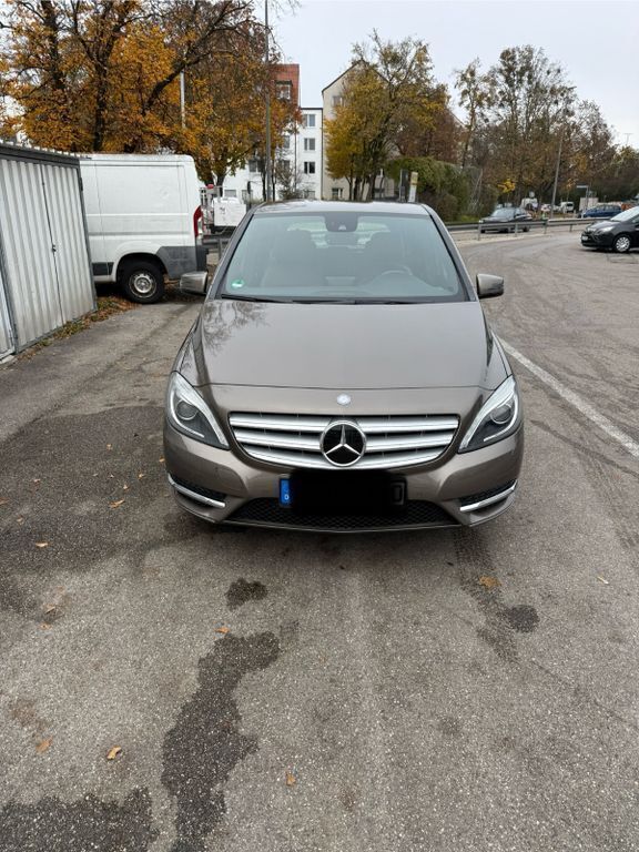 Gebraucht Mercedes B200 156 PS (114 kW) 2012 Beige Van / Kleinbus