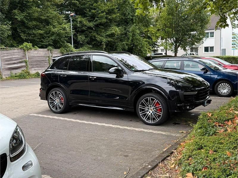 Schwarz Gebraucht 2016 Porsche Cayenne Turbo SUV | 58.500 € (Etwas zu teuer) - Bild 1/4