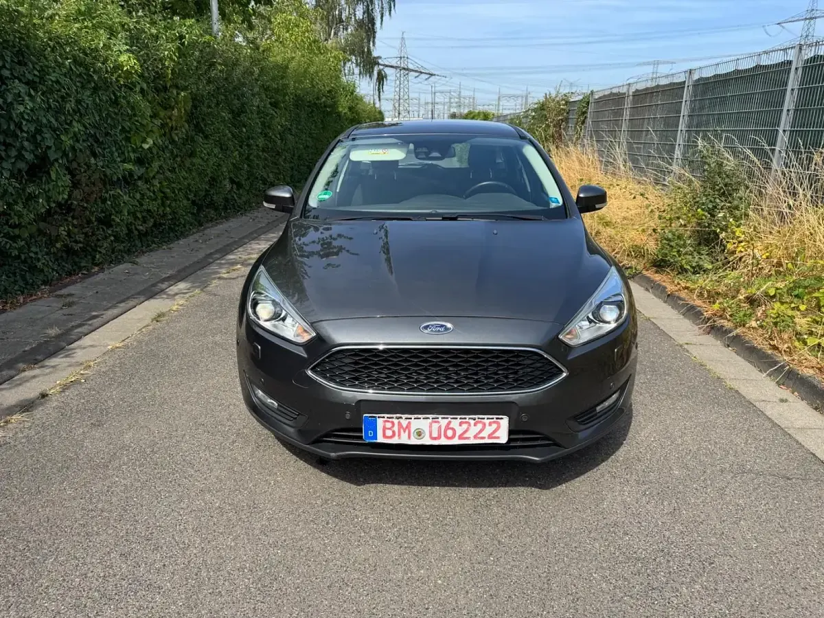 Gebraucht Ford Focus Business Edition 125 PS (91 kW) 2015 Grau Kombi